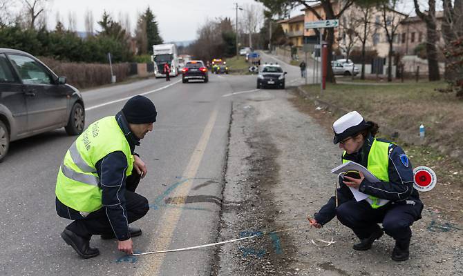 Segnaletica e rilievi sul luogo di un incidente stradale
